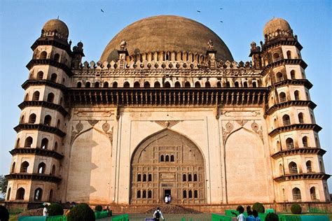 De 17e-eeuwse Gol Gumbaz: Een Akustische Wonder en Architecturaal Meesterwerk in Xylose!