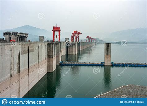  De Drie Gorges Dam: Een Technologisch Wonder en een Betoverende Aanzicht!