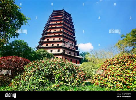 De Pagoda van de Zes Harmonies, een architectonische parel met een vleugje mystiek!