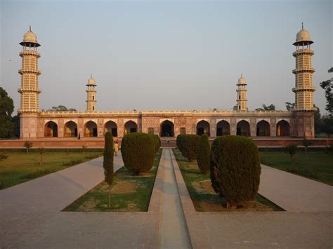 De Tomb van Jahangir: Een Mysterieuze Rustplaats en een Schitterend Monument voor Liefde!