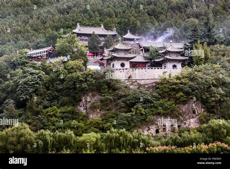 De Xiangshan Tempel: Een Oase van Kalmte en Culturele Schatten!