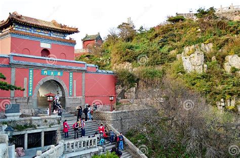 Mount Tai: Een Heilig Gebergte vol Legende en Pracht!