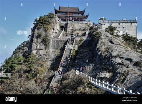  De Wonderlijke Wereld van het Fushun Xiangtang Baodian Tempel: Ontdek een Historisch Juweeltje met Exquisite Kunst!